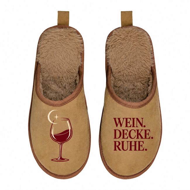 Hausschuhe „Wein. Decke. Ruhe.“ – Geschenk für Weinliebhaber