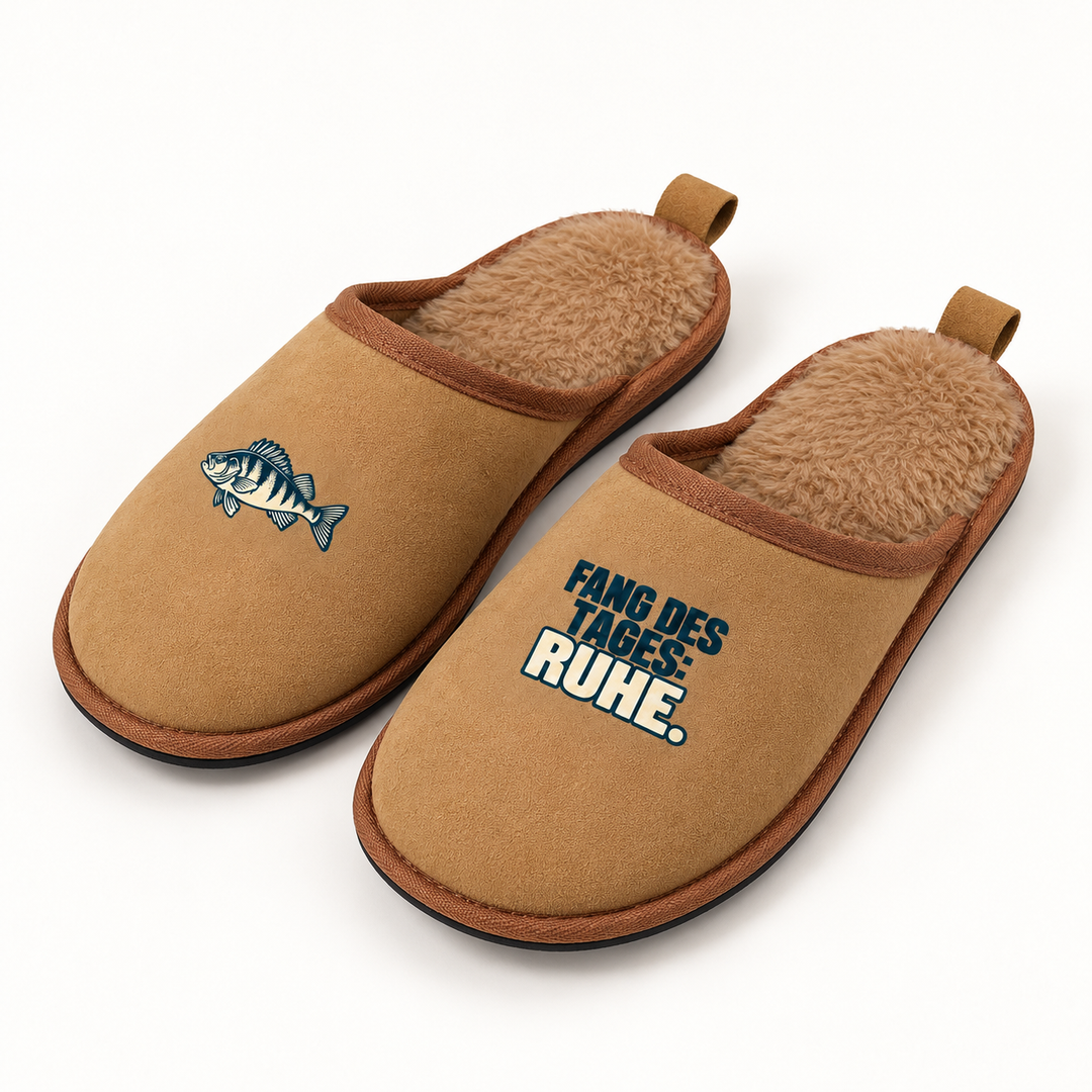 Braune Terra Hausschuhe mit kleinem Anglermotiv in schräger Ansicht
