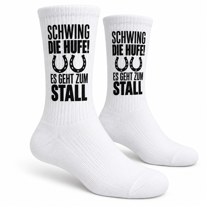 Schwing die Hufe! – weiße Socken mit Hufeisenmotiv – hauptbild