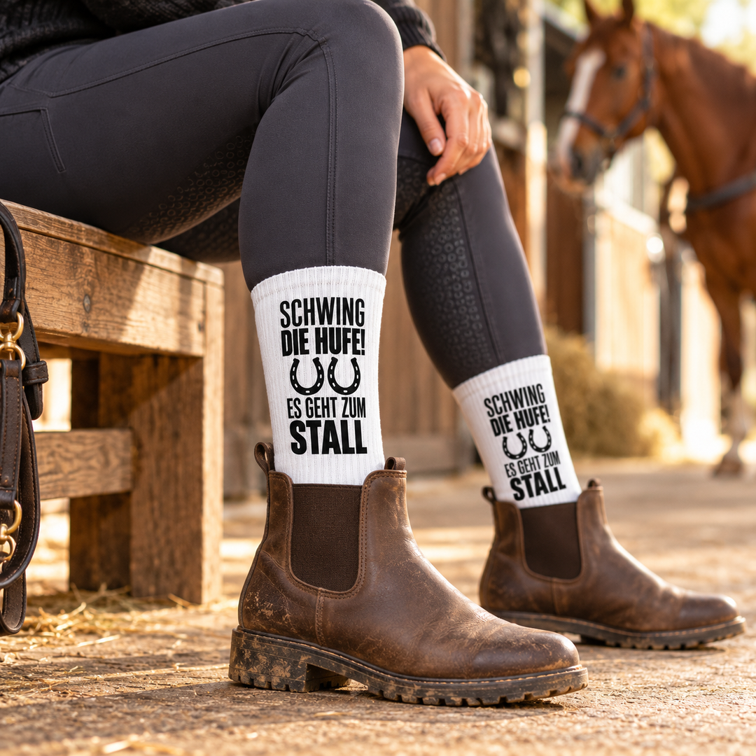 Schwing die Hufe! – weiße Socken mit Hufeisenmotiv – stall-lifestyle
