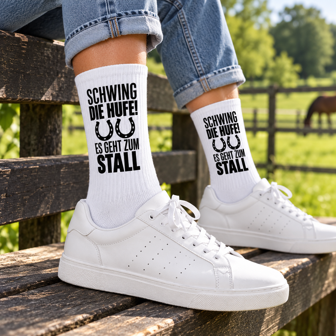 Schwing die Hufe! – weiße Socken mit Hufeisenmotiv – freizeit-lifestyle