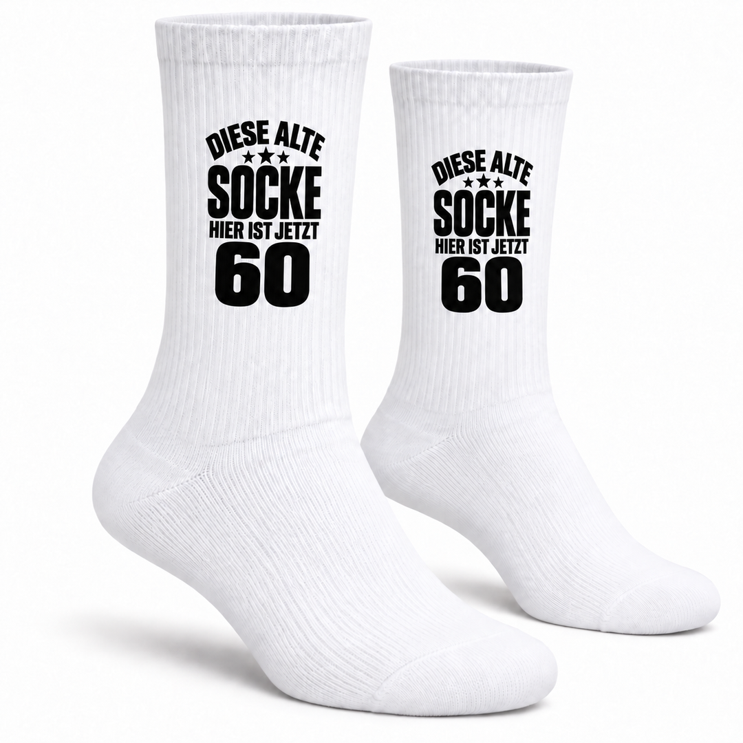 Weiße Socken zum 60. Geburtstag mit schwarzem Spruch – Paar auf Weiß