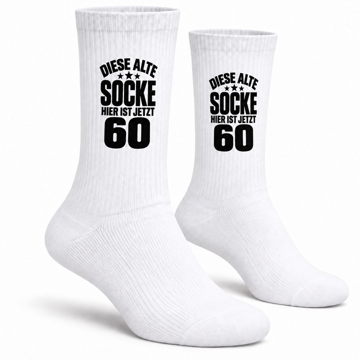 Weiße Socken zum 60. Geburtstag mit schwarzem Spruch – Paar auf Weiß