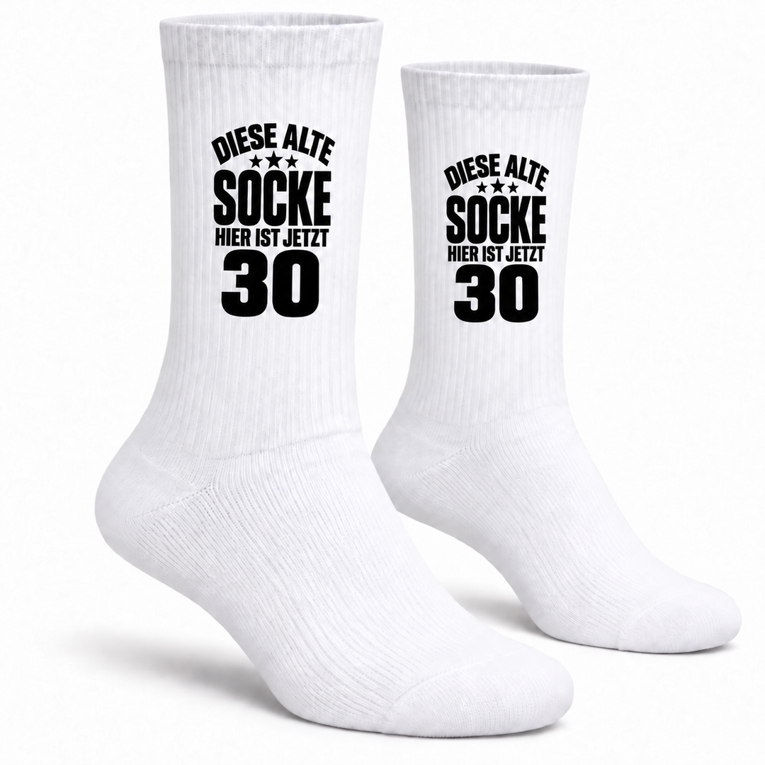 Weiße Socken zum 30. Geburtstag mit schwarzem Spruch – Paar auf Weiß