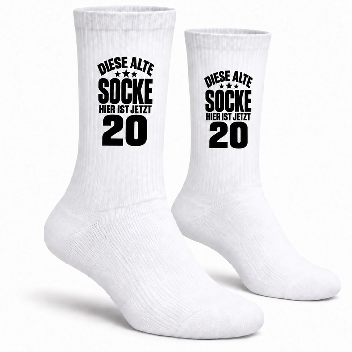 Weiße Socken zum 20. Geburtstag mit schwarzem Spruch – Paar auf Weiß