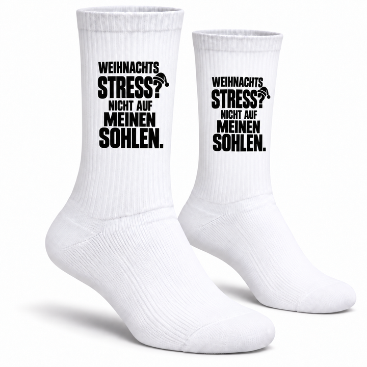 Weiße Weihnachtssocken mit schwarzem Spruch Weihnachtsstress – Paar auf Weiß