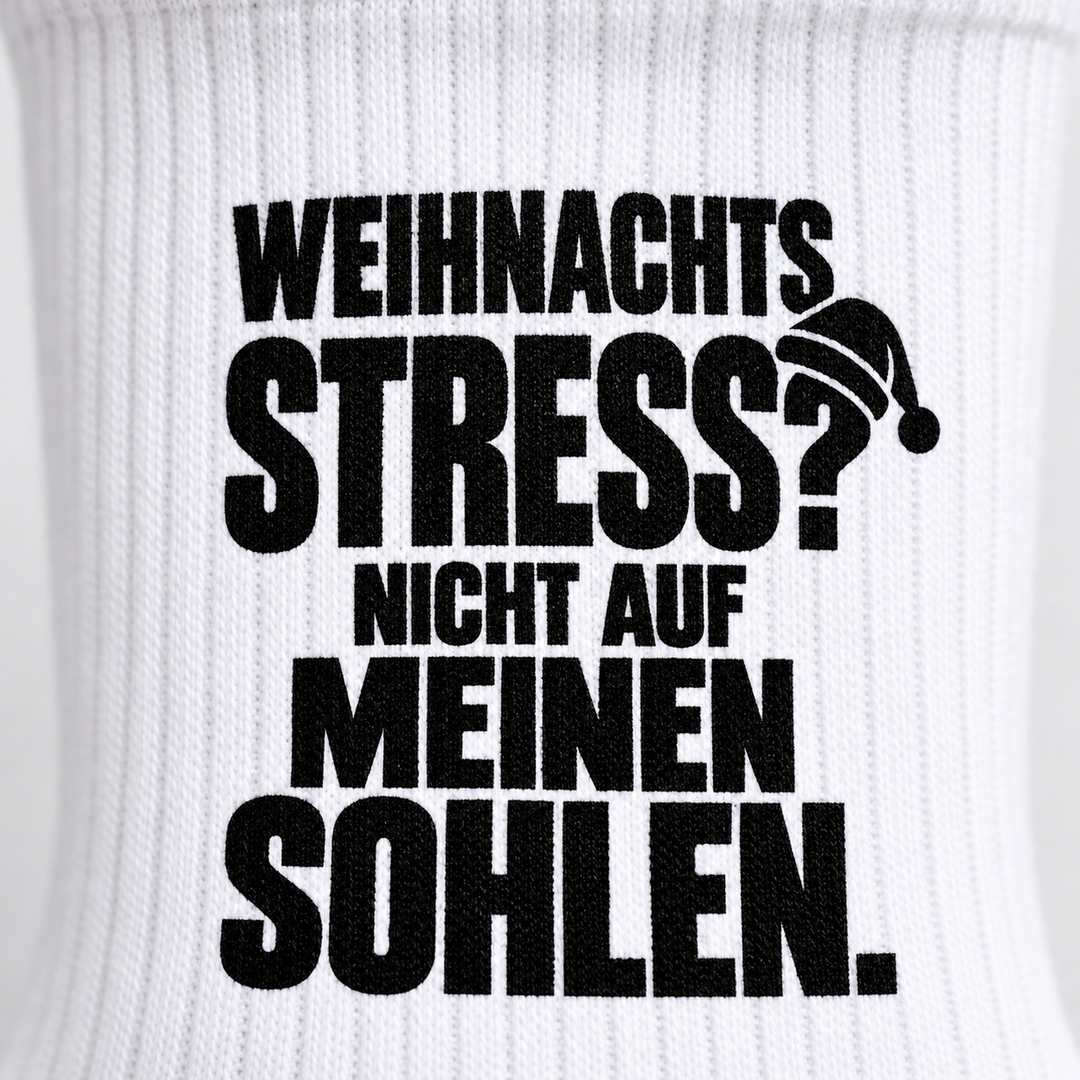 Detail des schwarzen Weihnachtsstress-Motivs mit Weihnachtsmütze
