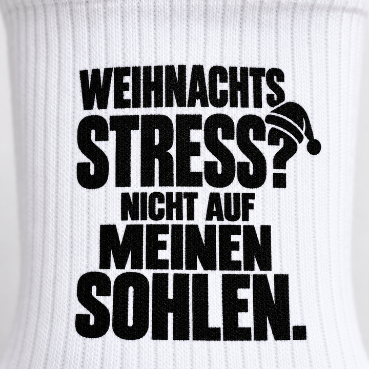 Detail des schwarzen Weihnachtsstress-Motivs mit Weihnachtsmütze