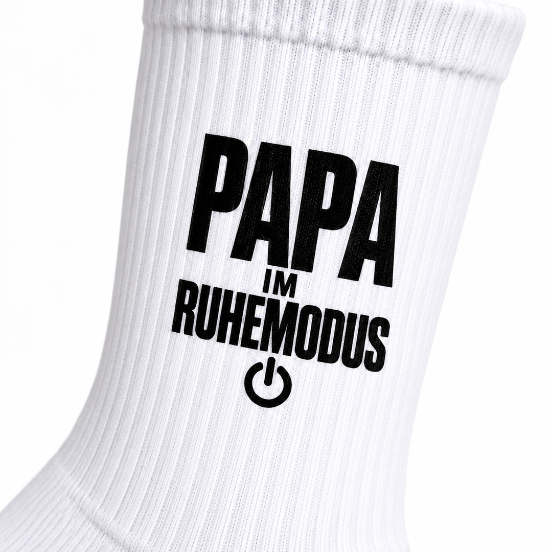 Nahaufnahme des Motivdrucks Papa im Ruhemodus mit Power-Symbol