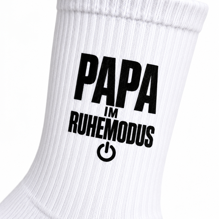 Nahaufnahme des Motivdrucks Papa im Ruhemodus mit Power-Symbol