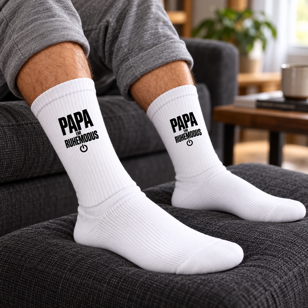 Papa-Socken beim Entspannen auf dem Sofa