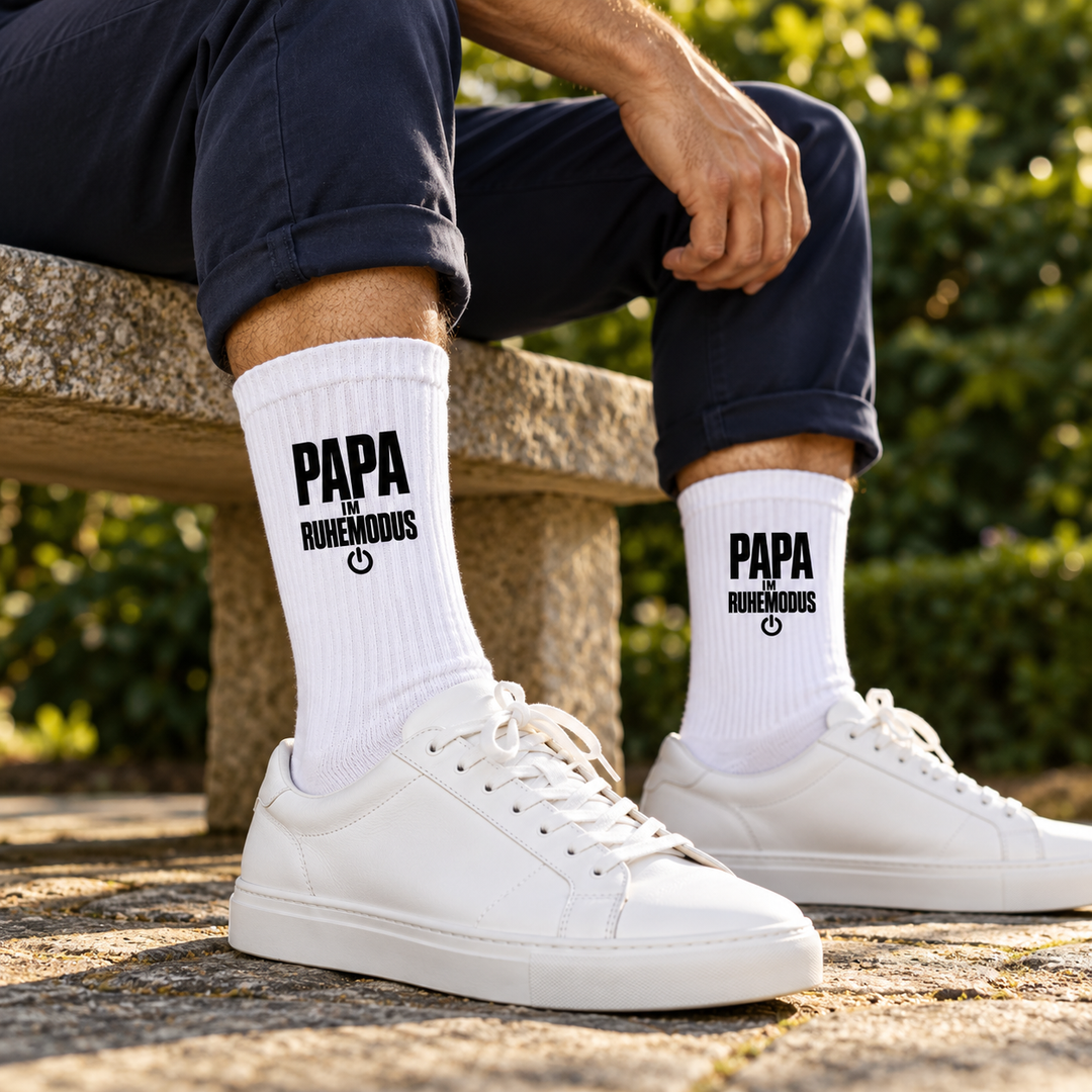 Weiße Papa-Socken zu Sneakern im Freizeitlook