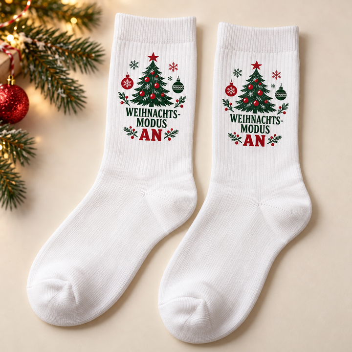 Weiße Weihnachtssocken Weihnachts-Modus an mit großem Tannenbaum-Motiv in Rot und Grün