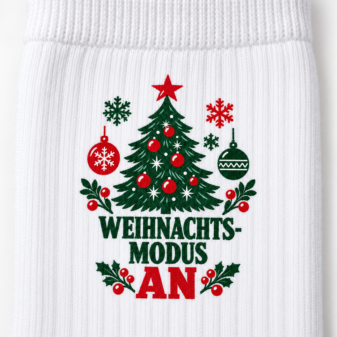 Detail des roten und grünen Motivdrucks Weihnachts-Modus an mit Tannenbaum