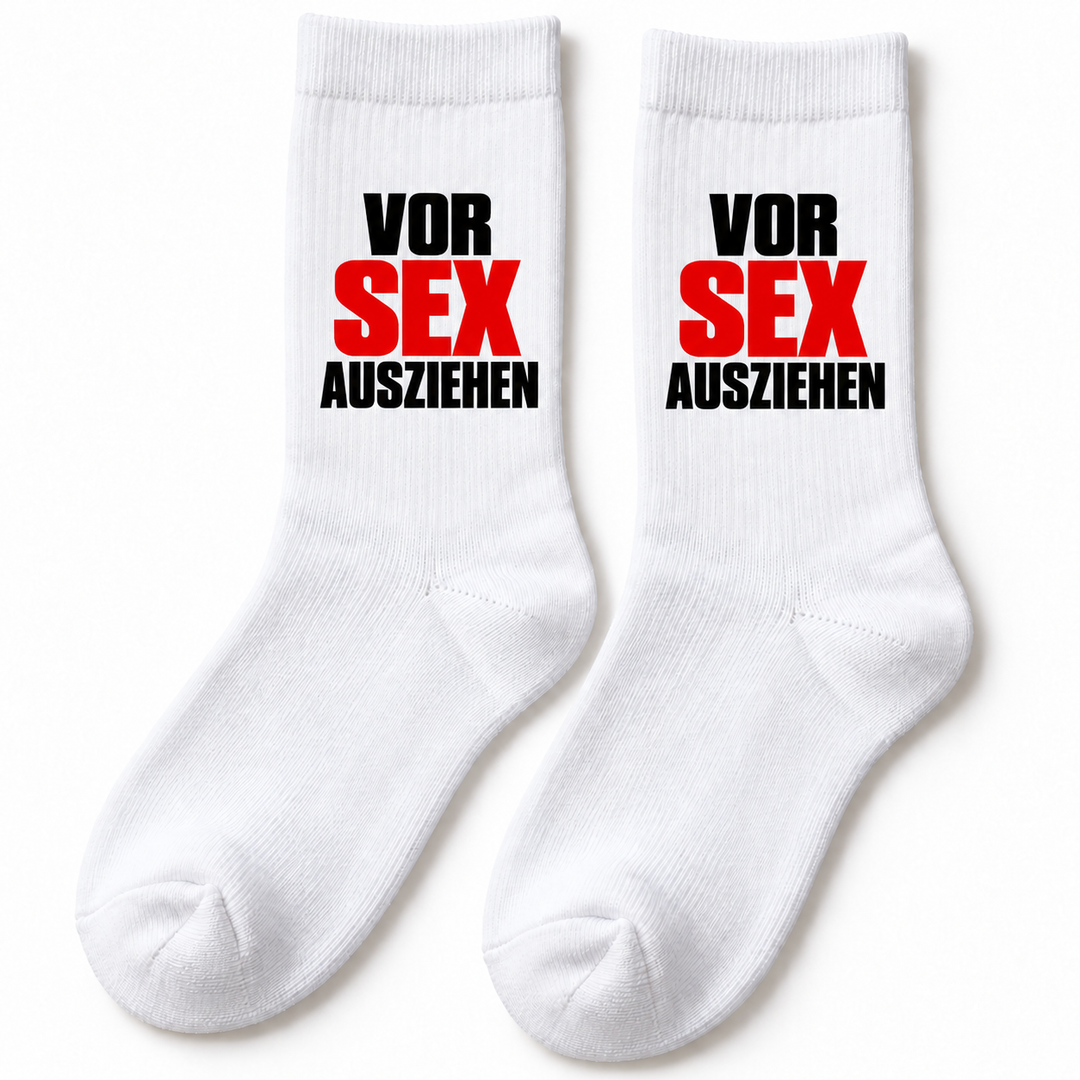 Weiße Socken mit Spruch VOR SEX AUSZIEHEN in Schwarz und Rot – ein Paar