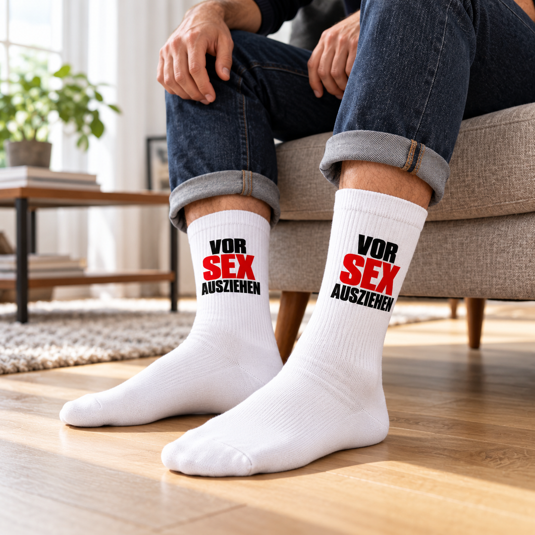 Weiße Herrensocken mit frechem Spruch VOR SEX AUSZIEHEN