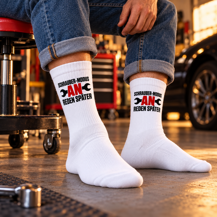Schrauber-Socken für Herren in einer modernen Werkstatt