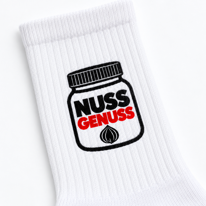 Nahaufnahme des NUSS GENUSS Motivdrucks auf dem gerippten weißen Schaft