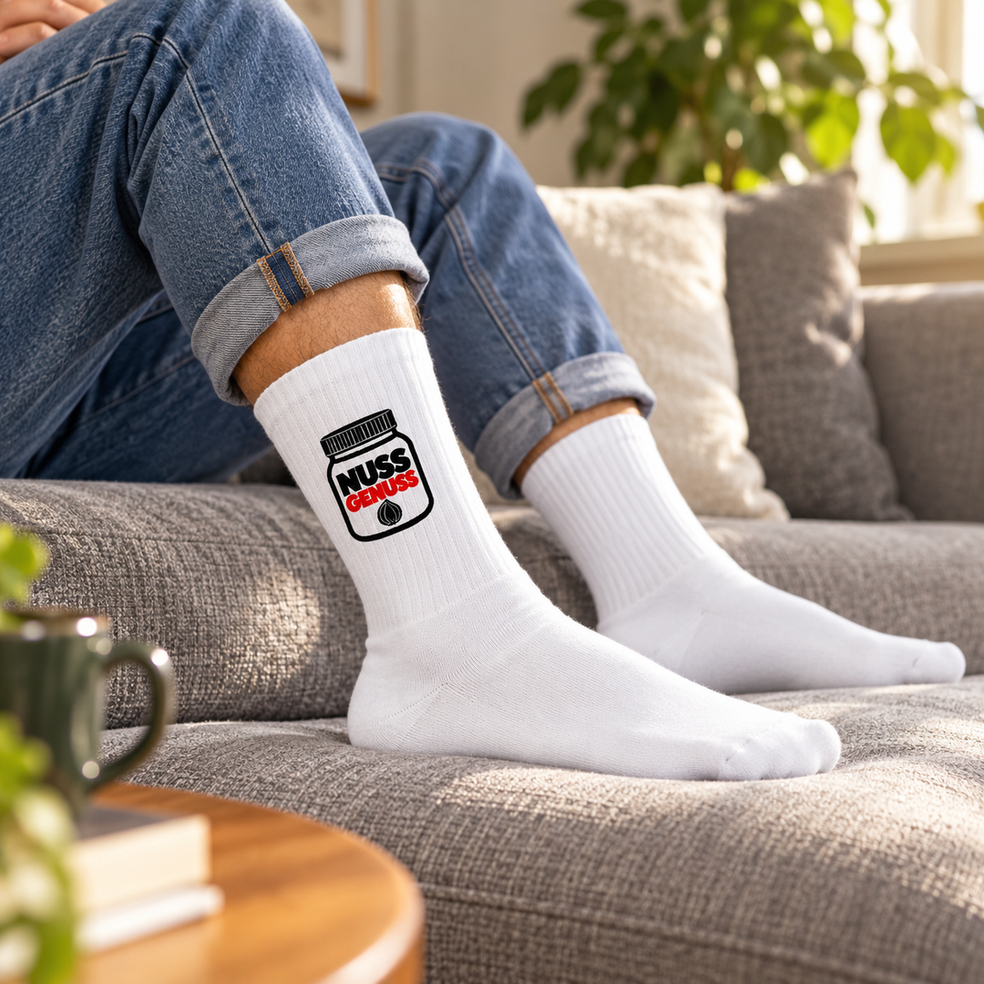 Weiße Nussgenuss-Socken mit Jeans auf dem Sofa