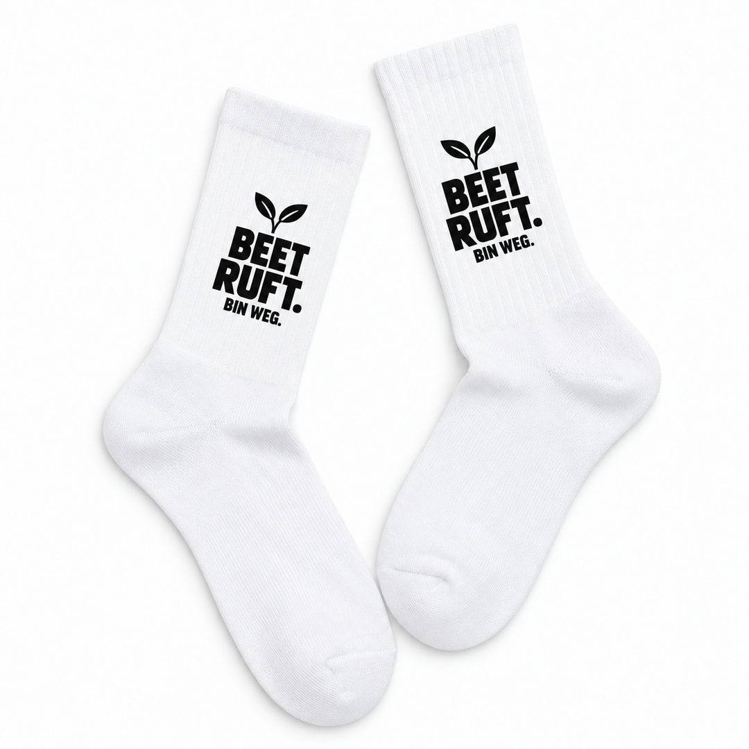 Ein Paar weiße Garten-Socken mit schwarzem Motiv BEET RUFT. BIN WEG. und Keimling