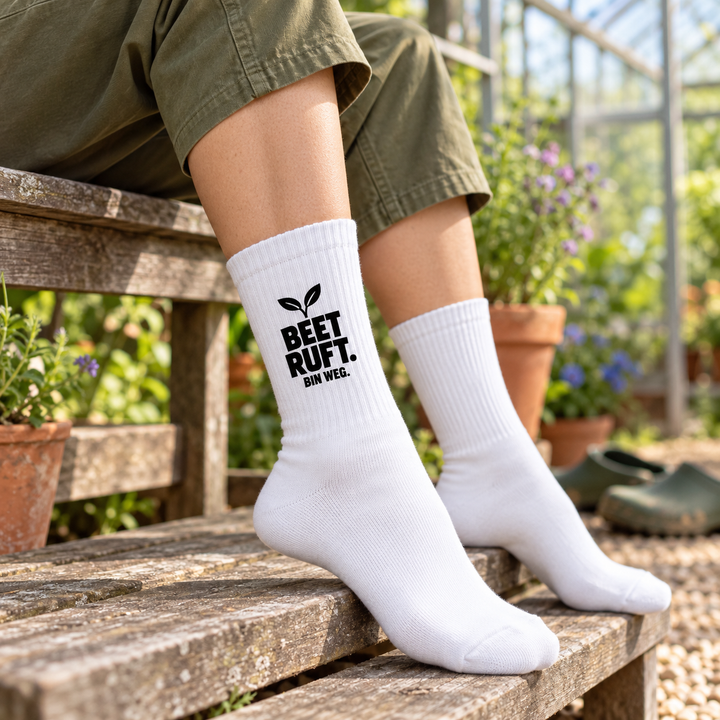 Garten-Socken für Frauen auf einer Gartenbank vor Pflanzen und Gewächshaus