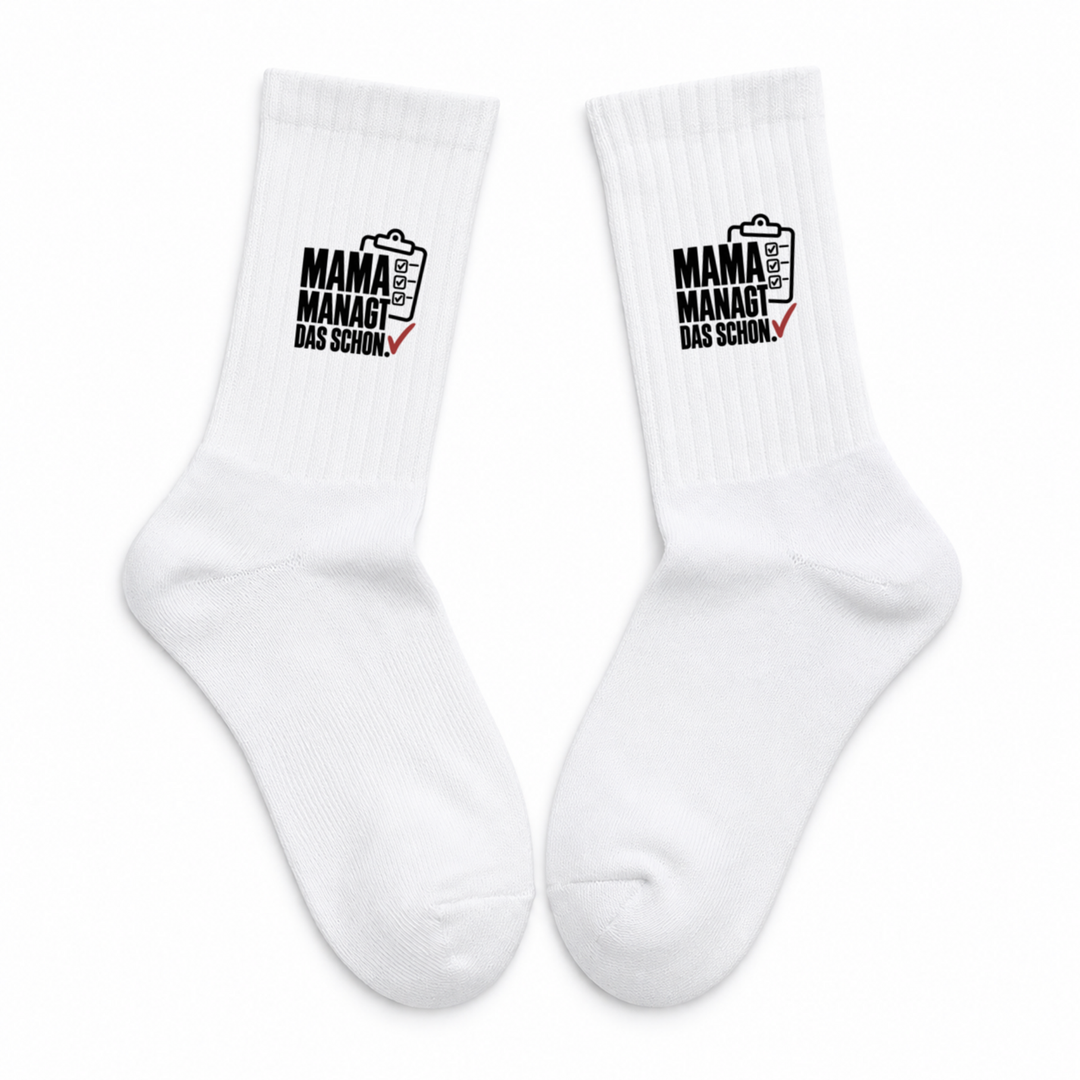 Weiße Mama-Socken mit Motiv Mama managt das schon – Paar auf weißem Hintergrund