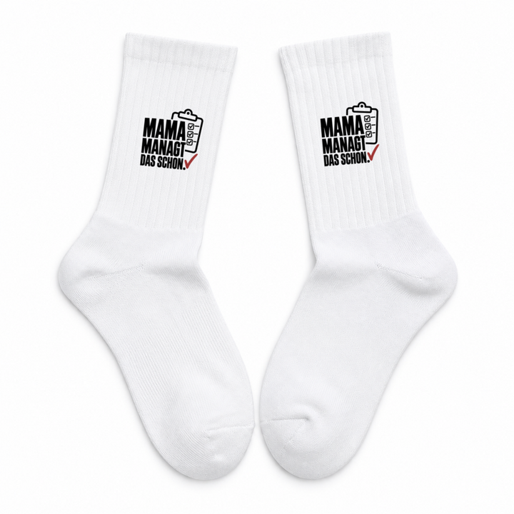 Weiße Mama-Socken mit Motiv Mama managt das schon – Paar auf weißem Hintergrund