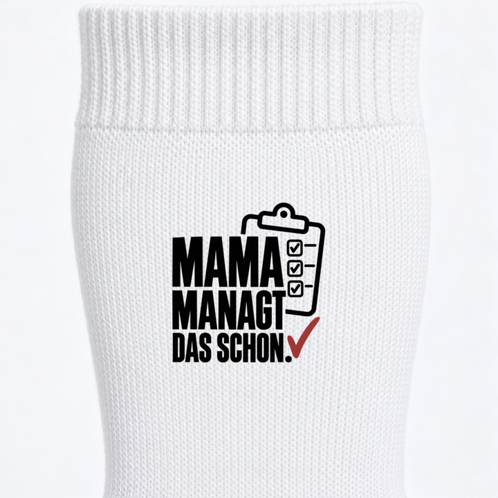Detailansicht des schwarzen und roten Aufdrucks Mama managt das schon auf weißer Socke