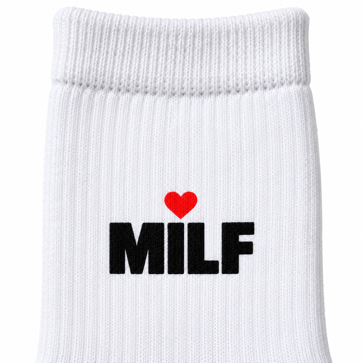 Detail des MILF Motivdrucks mit rotem Herz