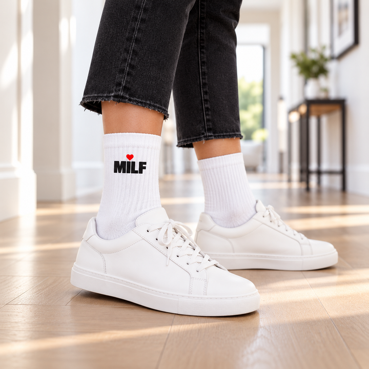 Weiße MILF Socken zu Sneakern und Jeans