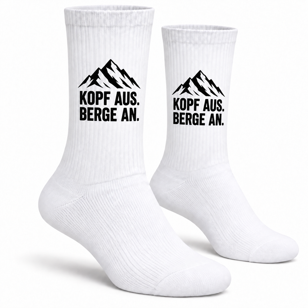 Kopf aus. Berge an. – weiße Socken mit Bergmotiv – Hauptbild