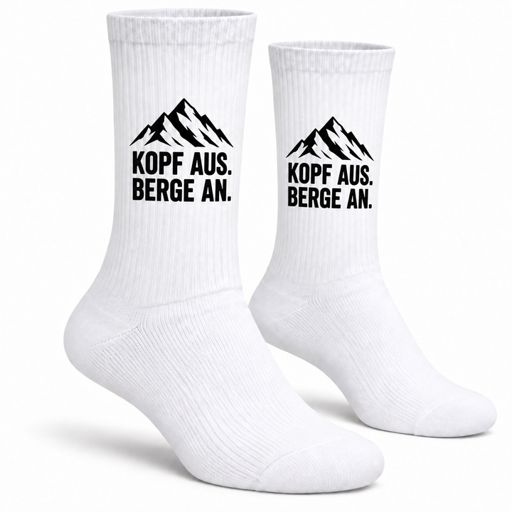 Kopf aus. Berge an. – weiße Socken mit Bergmotiv – Hauptbild