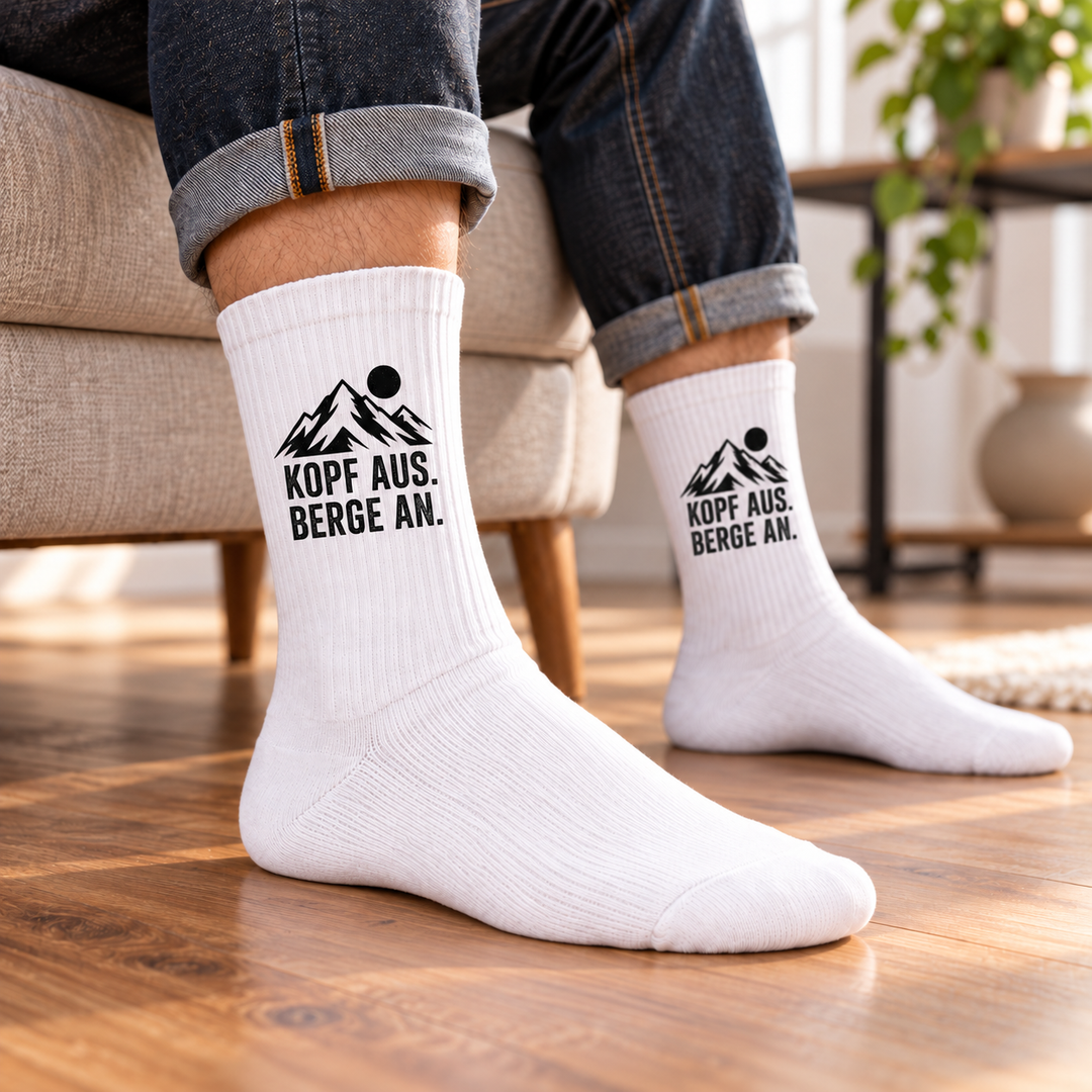 Kopf aus. Berge an. – weiße Wandersocken im Lifestyle-Motiv