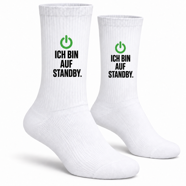Ich bin auf Standby – weiße Socken mit grünem Power-Symbol – 01-hauptbild