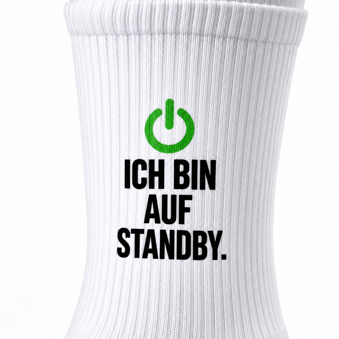 Ich bin auf Standby – weiße Socken mit grünem Power-Symbol – 02-detail