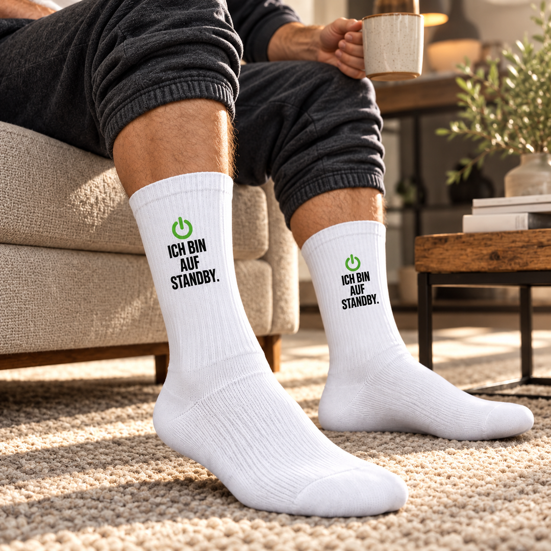 Ich bin auf Standby – weiße Socken mit grünem Power-Symbol – 03-lifestyle