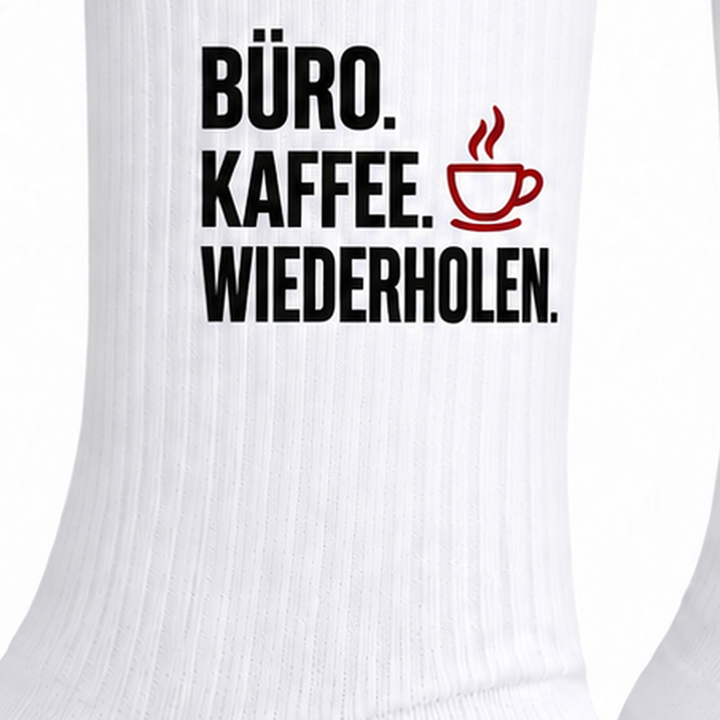 Nahaufnahme des Aufdrucks Büro Kaffee Wiederholen auf weißer Socke