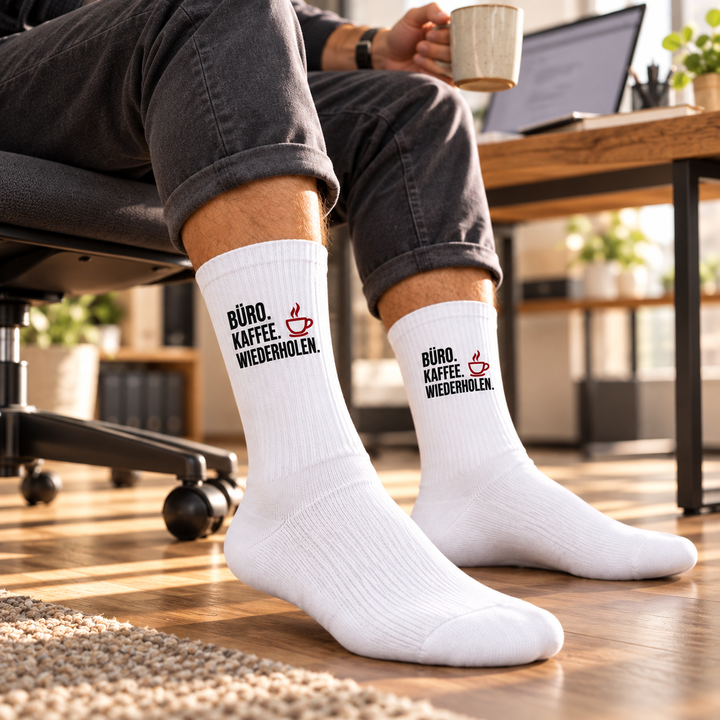 Mann im Homeoffice trägt weiße Büro Kaffee Socken
