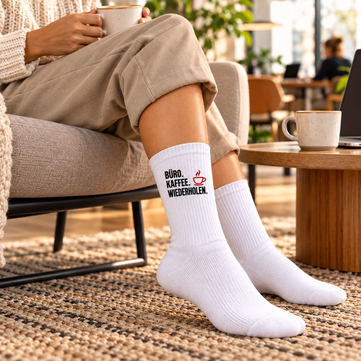 Frau in Coworking Lounge trägt weiße Kaffee Statement Socken