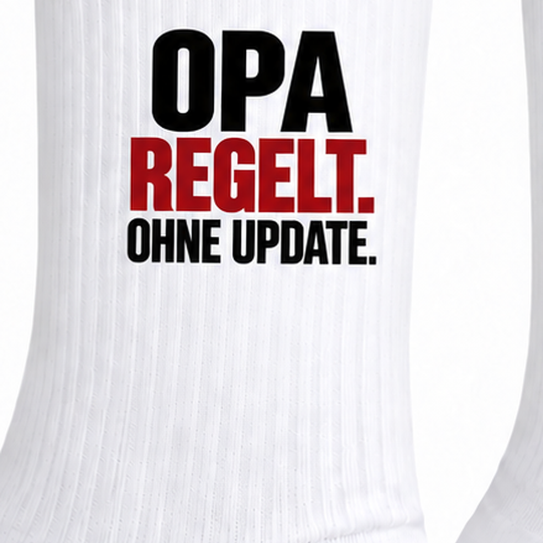 Nahaufnahme des Aufdrucks Opa regelt ohne Update auf weißer Socke