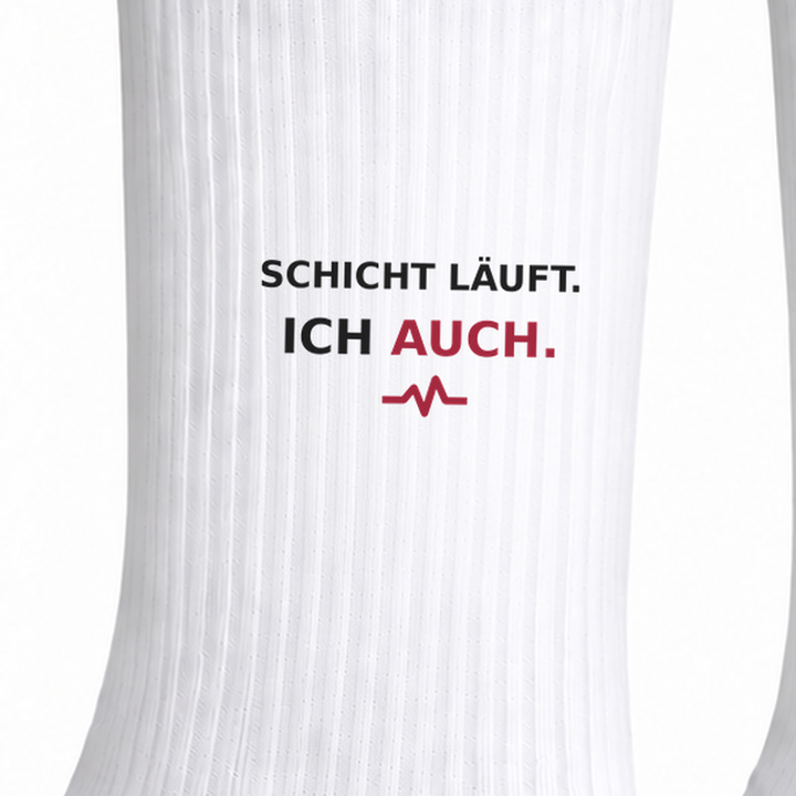 Nahaufnahme des Aufdrucks Schicht läuft Ich auch auf weißer Socke