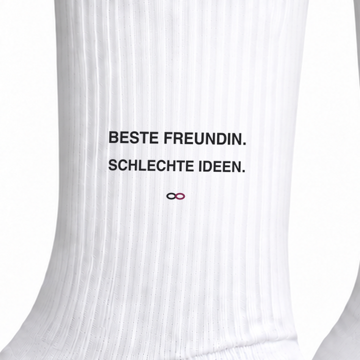 Nahaufnahme des Aufdrucks Beste Freundin Schlechte Ideen auf weißer Socke