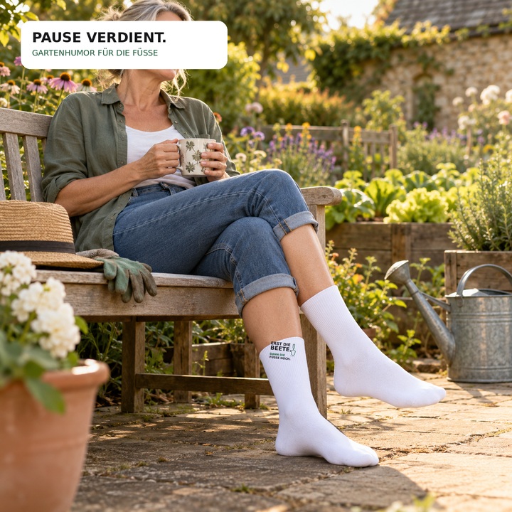Gärtnerin trägt weiße PEPAM Socken mit Garten-Spruch