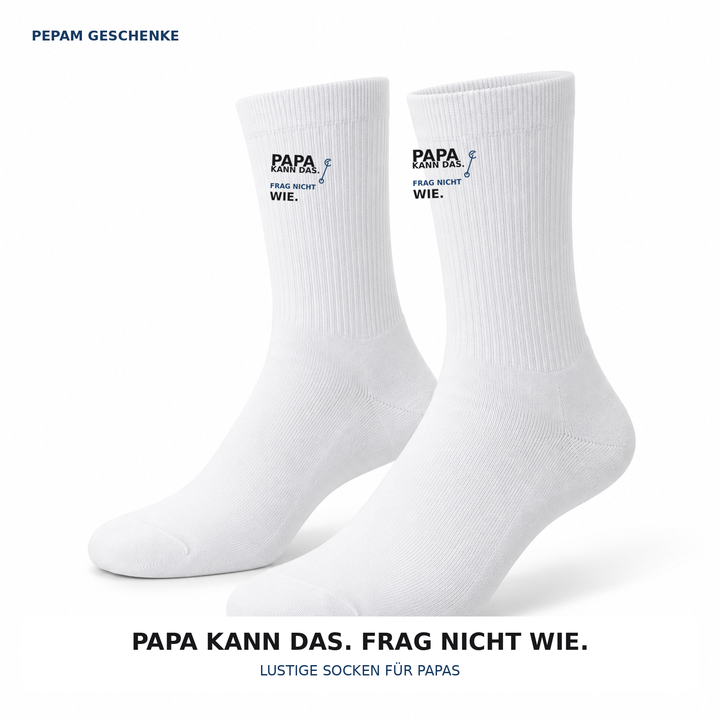 Weiße Papa-Socken mit dem Aufdruck Papa kann das. Frag nicht wie.