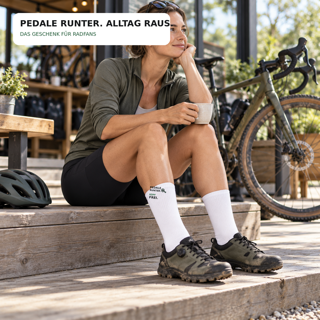 Radfahrerin trägt die weißen Fahrradsocken bei einer entspannten Pause