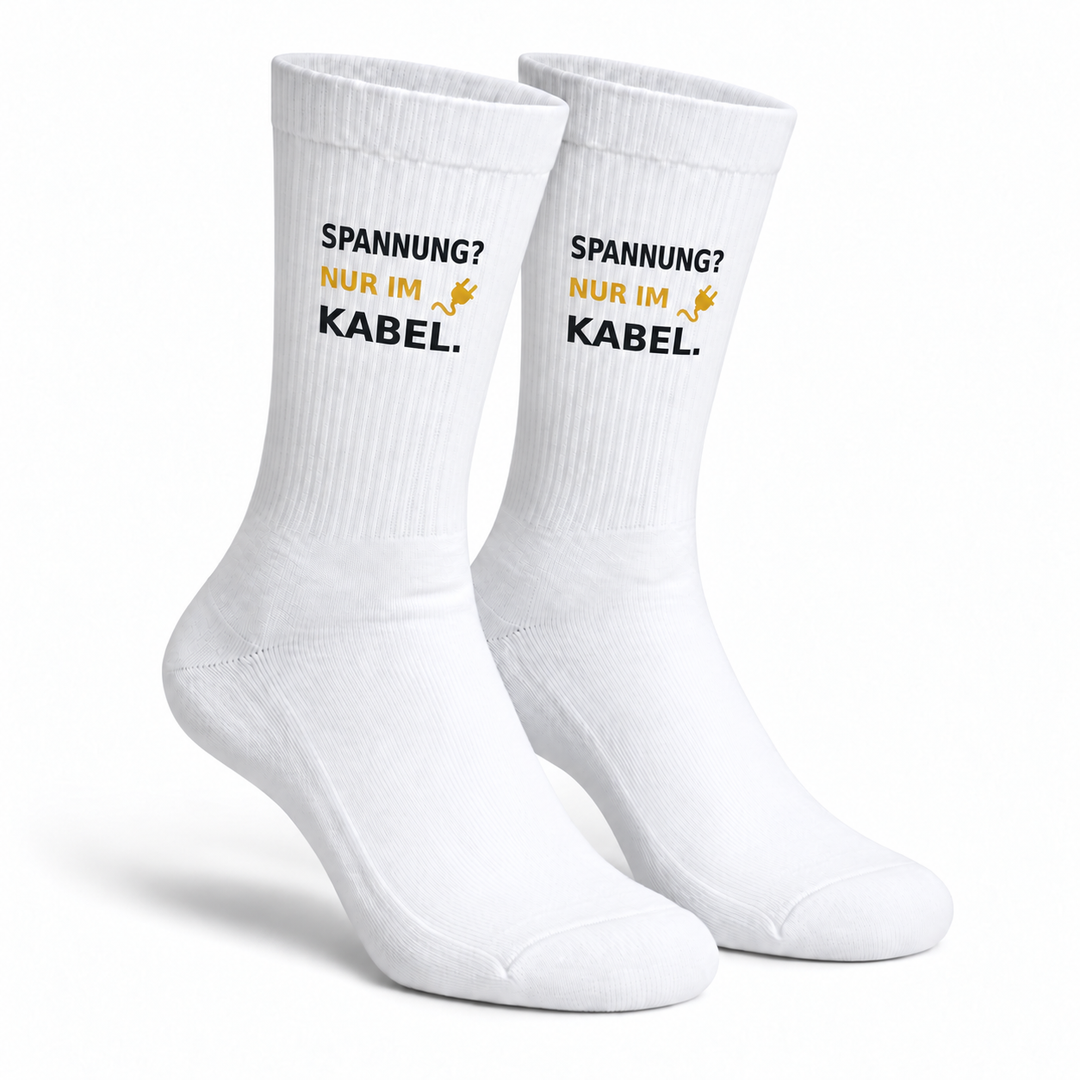 Spannung? Nur im Kabel. – Weiße Socken als Paar