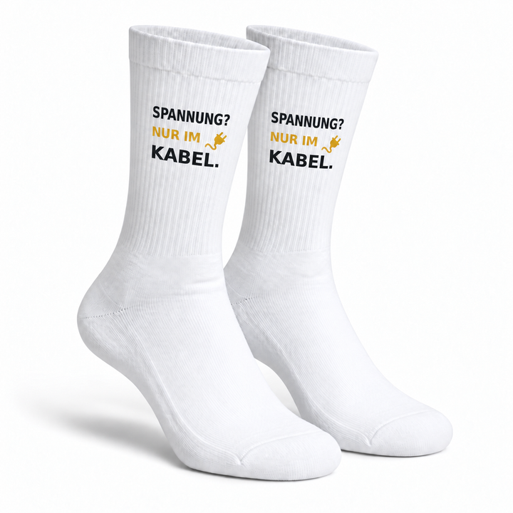 Spannung? Nur im Kabel. – Weiße Socken als Paar