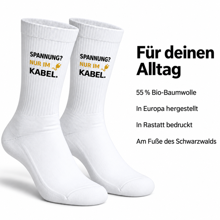 Spannung? Nur im Kabel. – 55 % Bio-Baumwolle, hergestellt in Europa und bedruckt in Rastatt
