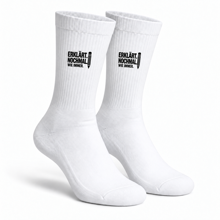 Weiße Lehrer-Socken als Paar mit schwarzem Aufdruck Erklärt. Nochmal. Wie immer. und Bleistift