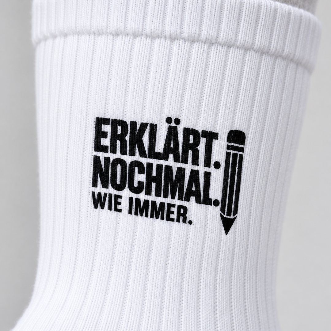 Nahaufnahme des schwarzen Lehrer-Motivs auf dem weißen gerippten Sockenschaft